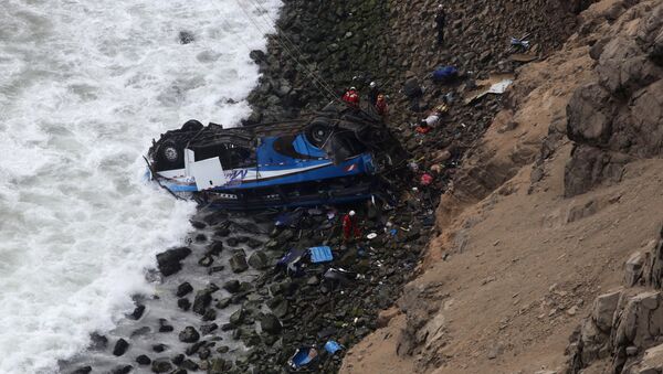 Caída de un autobús al abismo en Perú - Sputnik Mundo
