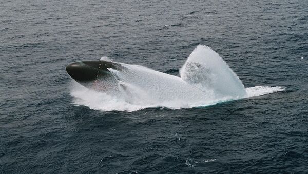 El submarino USS Columbus realiza una emersión de emergencia en las costas de Hawái, 4 de junio de 1998 - Sputnik Mundo