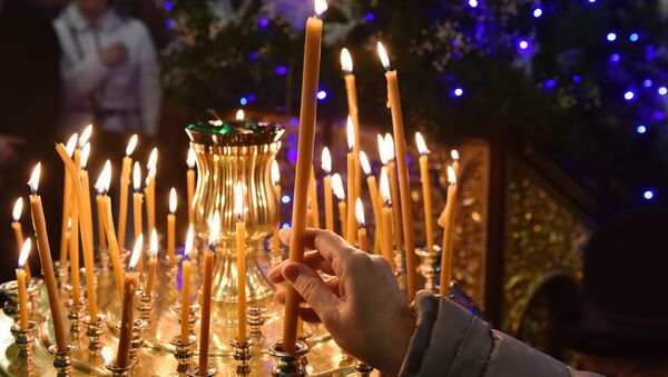 Los cristianos ortodoxos festejan la liturgia - Sputnik Mundo