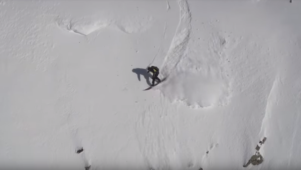 Un 'snowborder' huye de una avalancha en los Pirineos - Sputnik Mundo