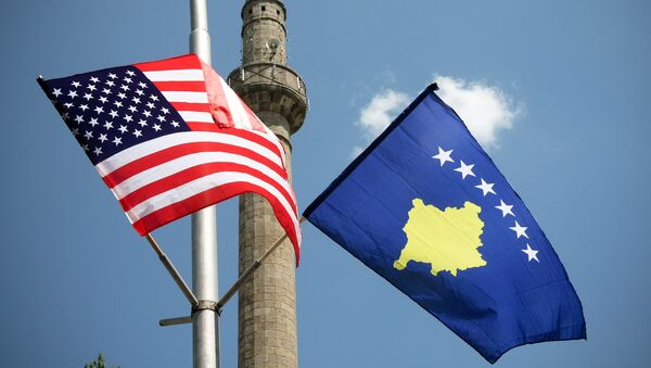A minaret is seen through American and Kosovo flags that decorate the streets of Kosovo's capital Pristina - Sputnik Mundo