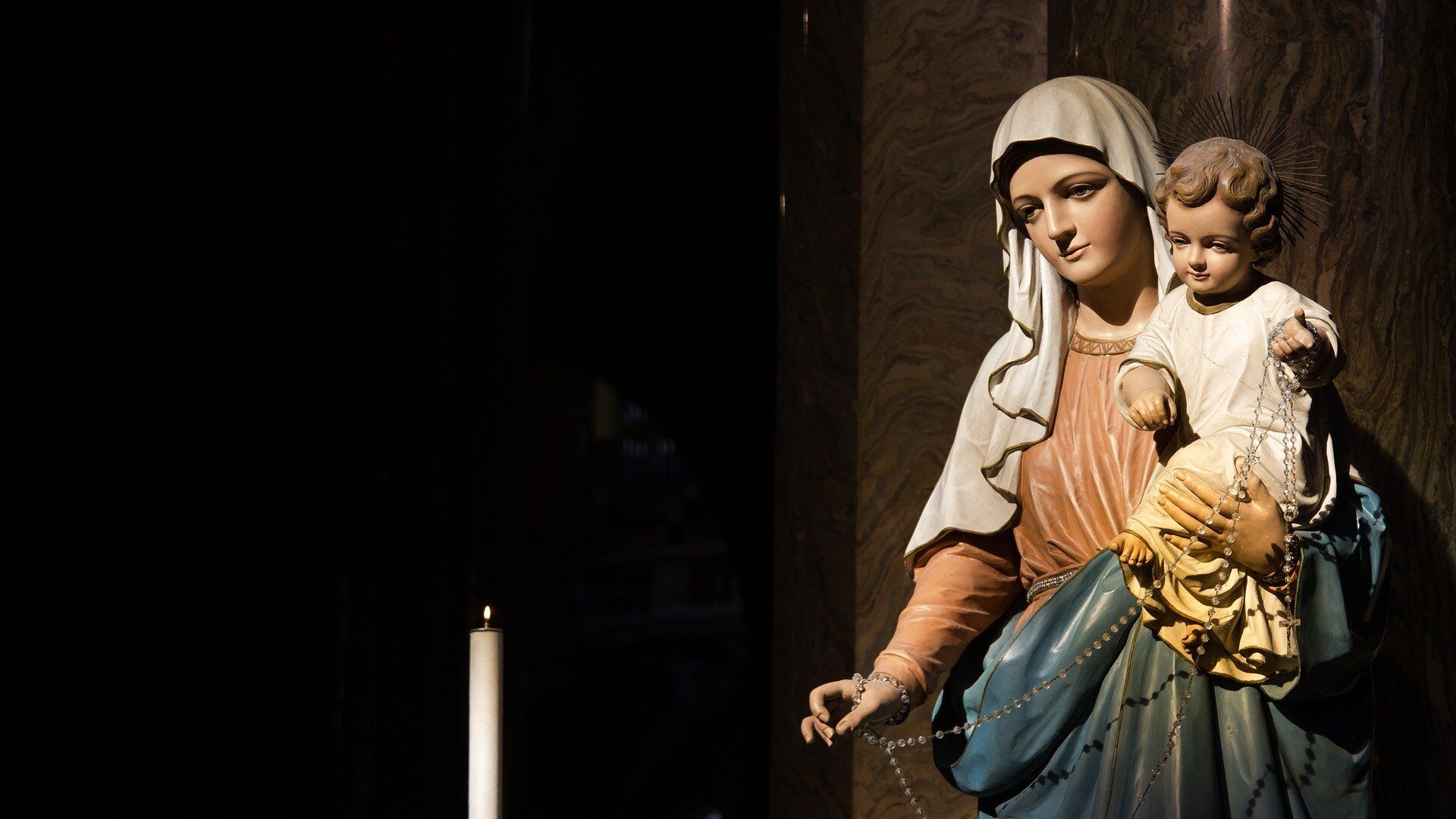 Una estatua de la Virgen María con Jesús - Sputnik Mundo, 1920, 02.12.2021