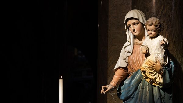 Una estatua de la Virgen María con Jesús - Sputnik Mundo