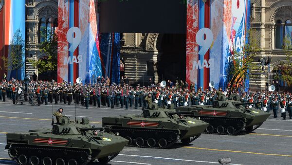 Los vehículos de combate BMD-4M, durante el desfile de la Victoria en la Plaza Roja de Moscú (2017) - Sputnik Mundo