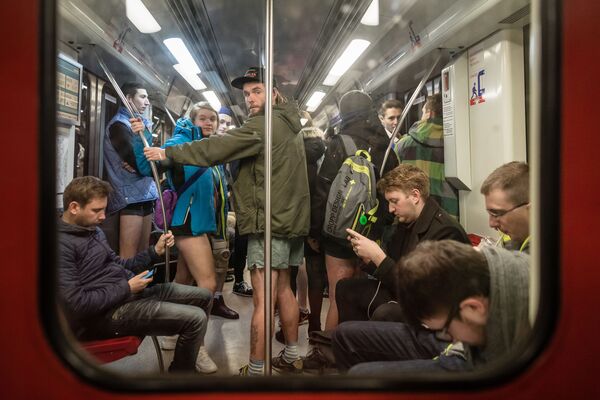 Sin faldas y a lo loco: así llenaron el metro cientos de personas en ropa interior - Sputnik Mundo