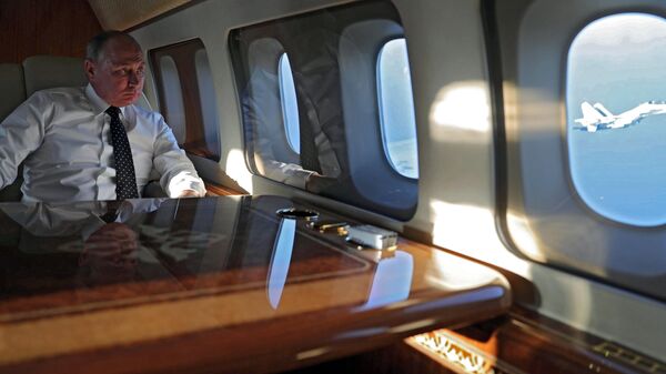 Vladímir Putin, presidente de Rusia, en el avión presidencial - Sputnik Mundo