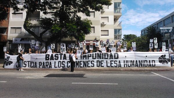 Un grupo de madres y familiares de desaparecidos uruguayos reclama en una manifestación en Montevideo. - Sputnik Mundo