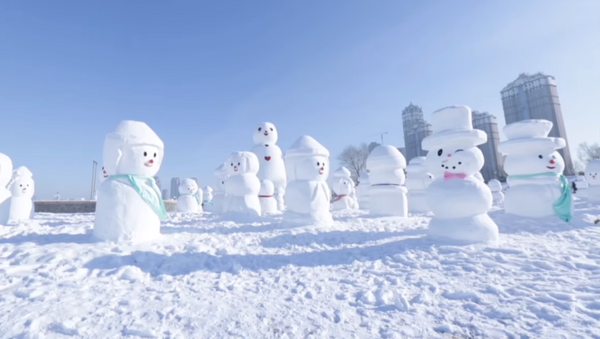 China celebra la llegada del año nuevo con 2018 muñecos de nieve - Sputnik Mundo