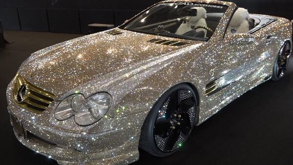 Brillo y lujo sobre ruedas: presentan un Mercedes Benz cubierto de cristales de Swarovski - Sputnik Mundo