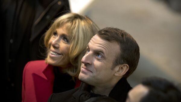 Emmanuel Macron y su esposa Brigitte Macron - Sputnik Mundo