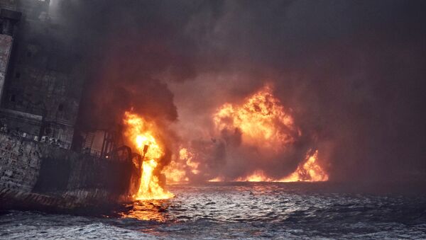 El incendio en el petrolero panameño el Sanchi en las aguas del mar de China Oriental - Sputnik Mundo
