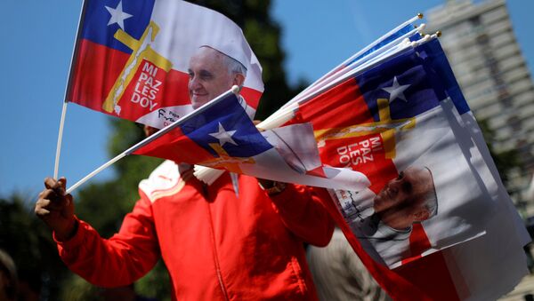 Banderas de Chile con la imagen del Papa Francisco (archivo) - Sputnik Mundo