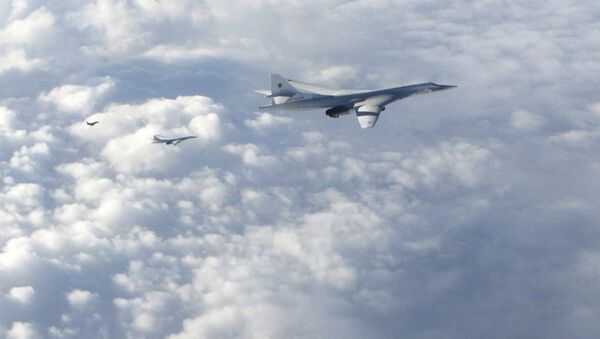 Los bombarderos de largo alcance Tu-160 son seguidos por un avión RAF Typhoon - Sputnik Mundo