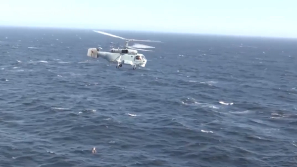 Así dan caza los helicópteros rusos Ka-27PL a los submarinos enemigos - Sputnik Mundo
