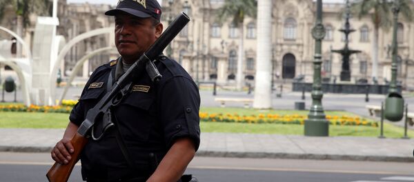 Un agente de policía peruano Un agente de policía peruano - Sputnik Mundo