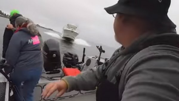 Pescadores logran saltar de un barco segundos antes de una colisión - Sputnik Mundo