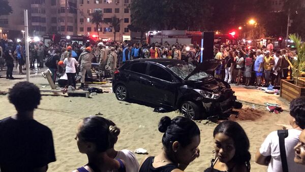 El vehículo que atropelló a una multitud en la playa de Copacabana - Sputnik Mundo
