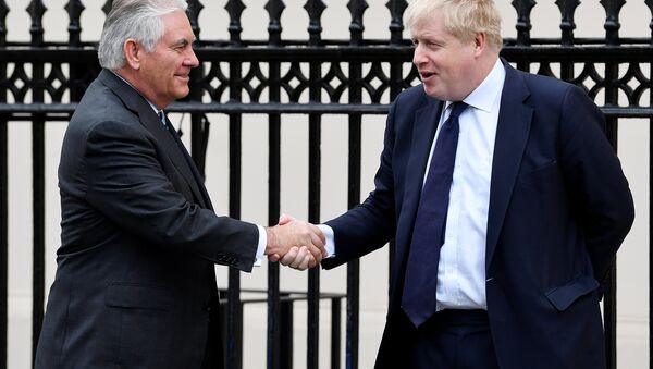 El secretario del Estado de EEUU, Rex Tillerson, y el ministro de Exteriores de Reino Unido, Boris Johnson - Sputnik Mundo