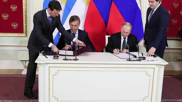 El presidente argentino, Mauricio Macri, y el presidente ruso, Vladímir Putin - Sputnik Mundo