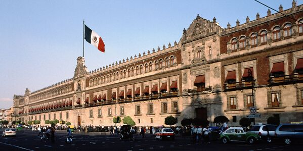El Palacio Nacional es la sede del Poder Ejecutivo Federal de México y residencia personal de su presidente. El edificio, que empezó a ser construido en 1522 como residencia del conquistador Hernán Cortés, ocupa 40.000 metros cuadrados en la Plaza de la Constitución, en el centro histórico de la Ciudad de México. - Sputnik Mundo