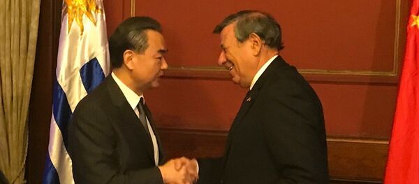 Canciller chino, Wang Yi, junto a su par uruguayo, Rodolfo Nin Novoa Canciller chino, Wang Yi, junto a su par uruguayo, Rodolfo Nin Novoa - Sputnik Mundo