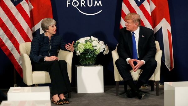 El presidente de EEUU, Donald Trump, y la primera ministra del Reino Unido, Theresa May - Sputnik Mundo