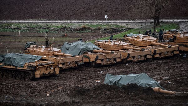 Los tanques Leopard turcos de producción alemana en la frontera entre Turquía y Siria - Sputnik Mundo