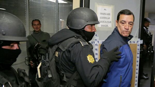 Policemen escort former Guatemalan Minister of Defense William Mansilla - Sputnik Mundo