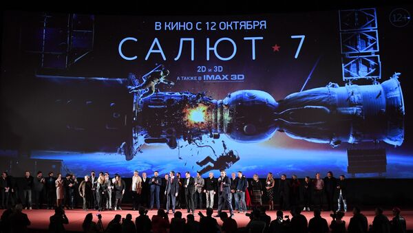 Los actores y el director de la película rusa Salut-7 durante el estreno el 5 de octubre de 2017 - Sputnik Mundo