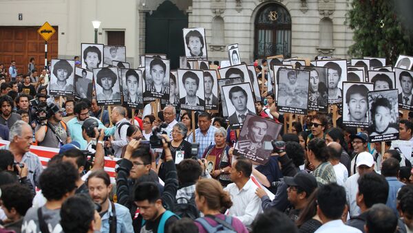 Una movilización contra indulto al expresidente peruano Fujimori - Sputnik Mundo
