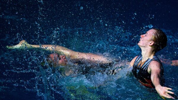 El único nadador sincronizado de Rusia muestra sus habilidades con su compañera - Sputnik Mundo