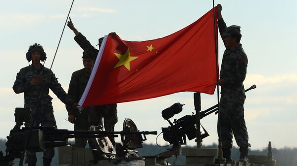 Los militares chinos con la bandera de su país - Sputnik Mundo
