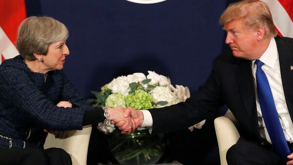 El presidente de EEUU, Donald Trump, y la primera ministra del Reino Unido - Sputnik Mundo