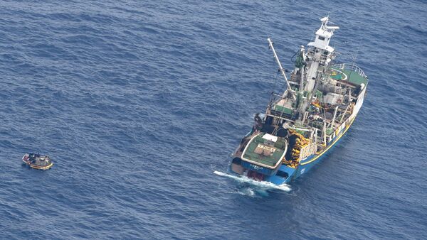 Un bote salvavidas con siete sobrevivientes del transbordador desaparecido, MV Butiraoi - Sputnik Mundo