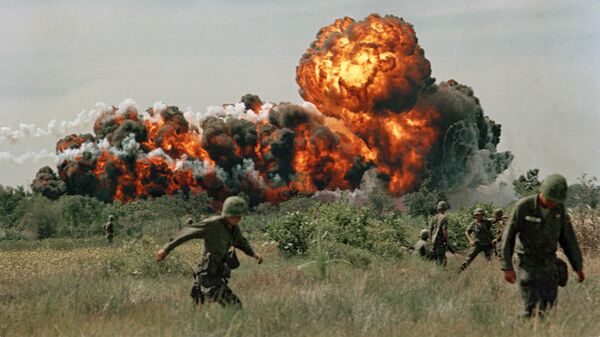 El uso de napalm por EEUU en Vietnam en 1966 durante la Guerra de Vietnam - Sputnik Mundo