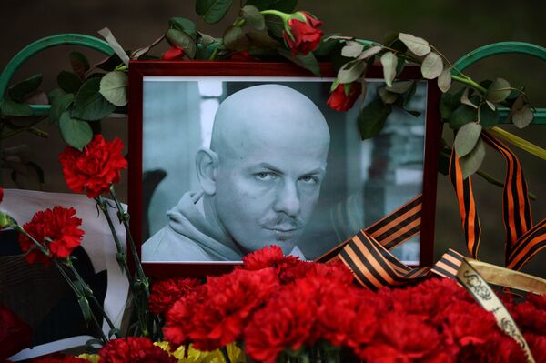 Flores y velas cerca de la Embajada de Ucrania en Moscú en memoria del periodista Oles Buzina, asesinado en Kiev en 2015 Flores y velas cerca de la Embajada de Ucrania en Moscú en memoria del periodista Oles Buzina, asesinado en Kiev en 2015 - Sputnik Mundo