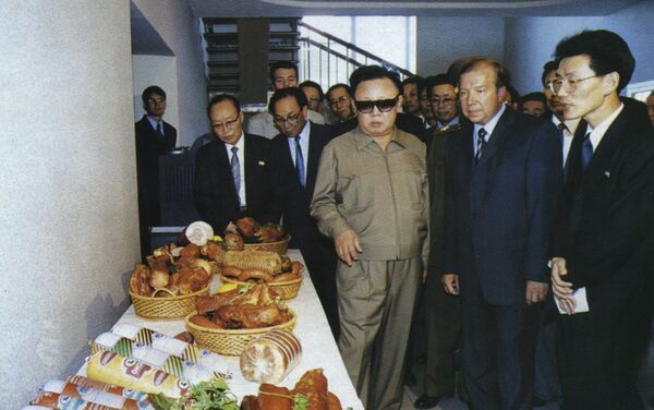 La visita de Kim Jong-il a la ciudad rusa de Omsk, 2001 - Sputnik Mundo