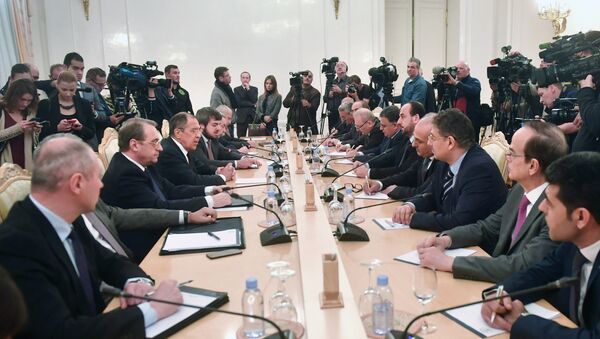 La reunión entre el canciller ruso, Serguéi Lavrov y el presidente de la Comisión Siria para las Negociaciones, Naser Hariri, Moscú, Rusia - Sputnik Mundo