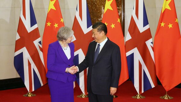 Theresa May, primera ministra del Reino Unido, y Xi Jinping, presidente de China - Sputnik Mundo