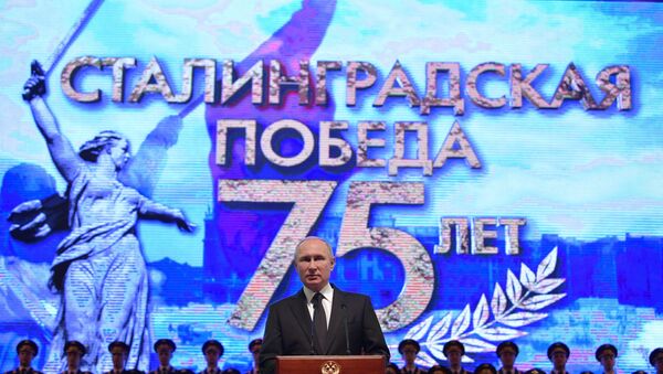 Vladímir Putin, el presidente de Rusia pronuncia un discurso en la Filarmónica de Volgogradoomo parte de la ceremonia de conmemoración del 75 aniversario de la victoria soviética en Stalingrado - Sputnik Mundo