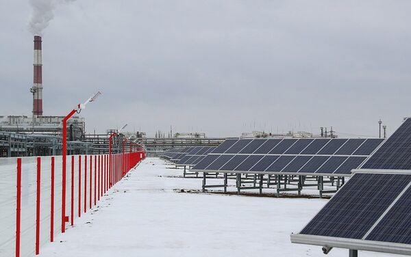 La primera central solar de la región rusa de Volgogrado, construida para la planta petrolera de Lukoil - Sputnik Mundo