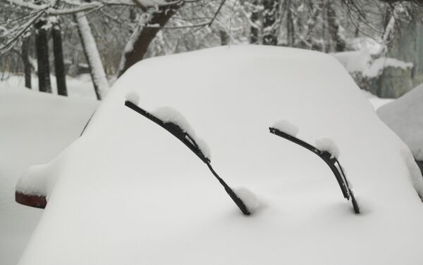 Un automóvil cubierto de nieve en Moscú - Sputnik Mundo