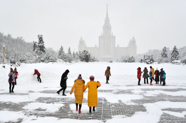 Moscú se viste de blanco: una nevada anómala cae sobre la capital rusa - Sputnik Mundo
