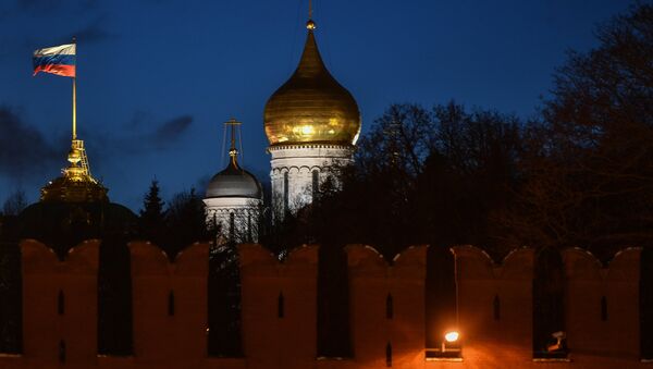 La bandera de Rusia en el Kremlin de Moscú - Sputnik Mundo