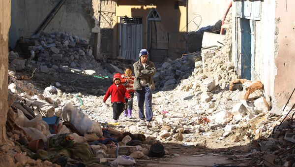 Niños iraquíes entre las ruinas de la ciudad de Mosul - Sputnik Mundo