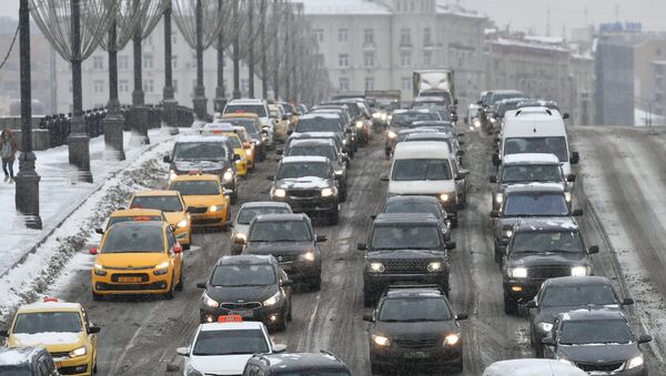 Коммунальные службы Москвы ликвидируют последствия сильного снегопада - Sputnik Mundo