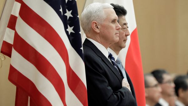 El vicepresidente de EEUU, Mike Pence, y el primer ministro de Japón, Shinzo Abe - Sputnik Mundo