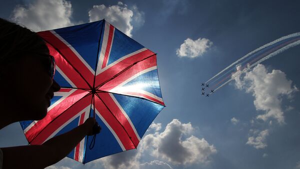 Un paraguas con la bandera del Reino Unido - Sputnik Mundo