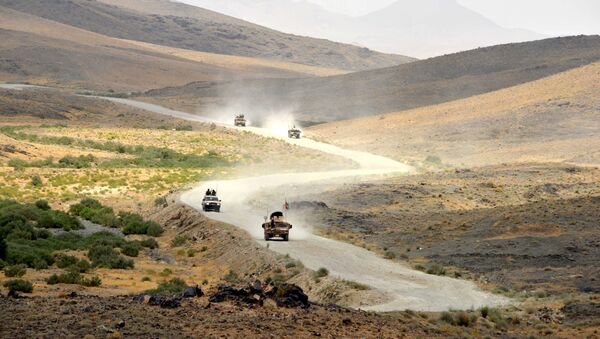 Unos vehículos en la carretera de Kandagar, Afganistán (imagen referencial) - Sputnik Mundo