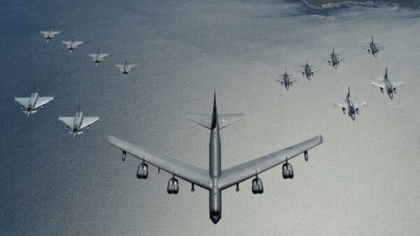 Un bombardero estadounidense B-52 liderando una formación de los cazas de la OTAN durante unas maniobras - Sputnik Mundo